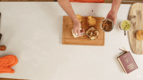 Exodus 90 : cuisiner des hamburgers végétariens avec un missel romain Cuisine Hamburger végétarien aux haricots noirs pour Exodus 90 avec un missel romain