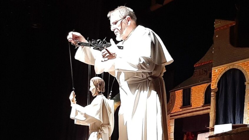 Pleins feux sur un moine marionnettiste (audio)