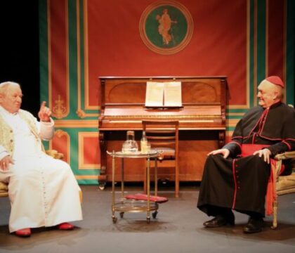 Théâtre : Un tête à tête imaginaire entre Benoît XVI et François