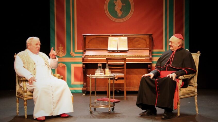 Théâtre : Un tête à tête imaginaire entre Benoît XVI et François