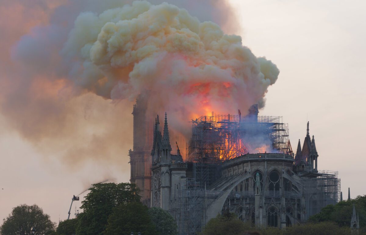 La cathédrale Notre-Dame de Paris en feu, avec un grand panache de fumée
