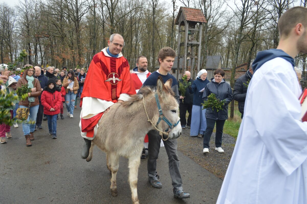 Frère Emmanuel de la fraternité de Tibériade sur un âne