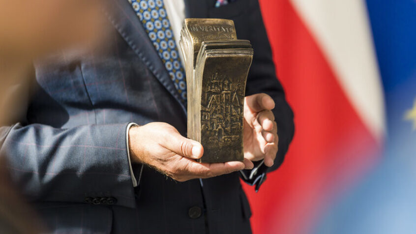 La présidente du Parlement européen reçoit le Prix In Veritate 2023