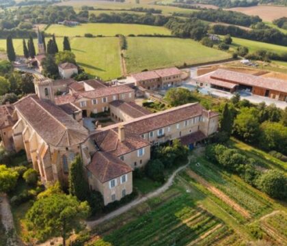 L’abbaye de Boulaur: une communauté dynamique, des vaches et des vergers