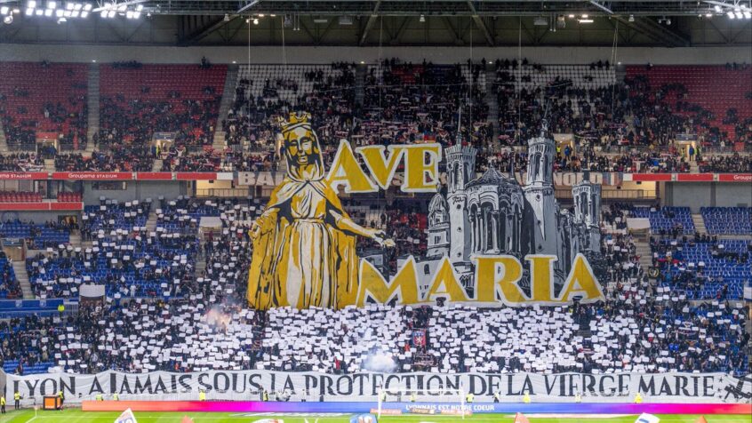 Un gigantesque tifo de la Sainte Vierge déployé lors d&rsquo;un match de l&rsquo;Olympique Lyonnais