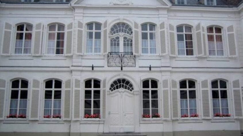 « Sa compagne de vie » annonce le décès d&rsquo;un prêtre retraité du diocèse de Namur; l&rsquo;évêché réagit…