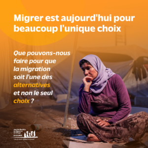 Migrer est aujourd'hui pour beaucoup l'unique choix. Photo d'une femme pauvre assise par terre pensive