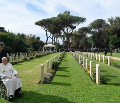 François commémore les défunts au cimetière militaire du Commonwealth