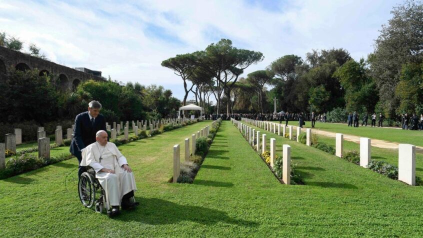 François commémore les défunts au cimetière militaire du Commonwealth