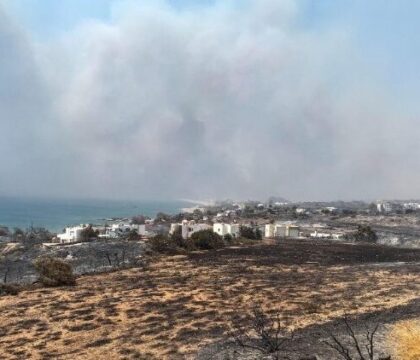 Face aux incendies, l’île de Rhodes reçoit le soutien des Églises grecques orthodoxes