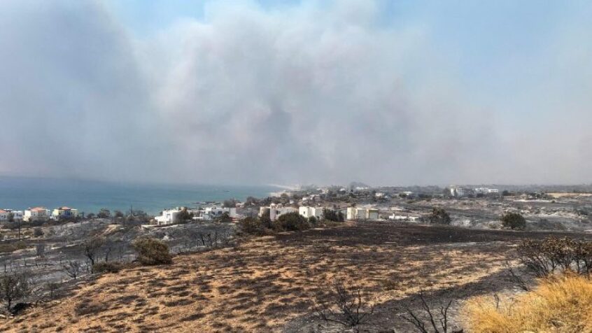 Face aux incendies, l’île de Rhodes reçoit le soutien des Églises grecques orthodoxes