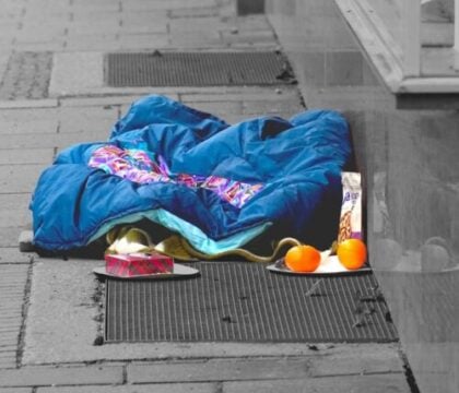 Des chrétiens offrent des sacs de couchage pour les sans-abri du Limbourg