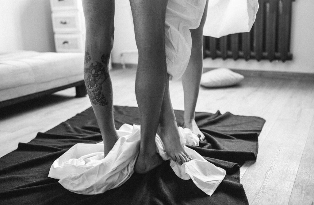 couple jambes lit