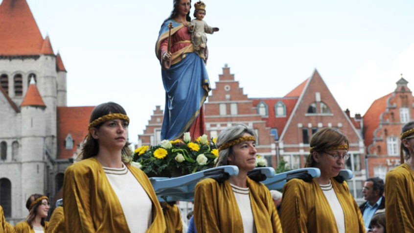 Tournai: Des évêques chinois à la grande procession