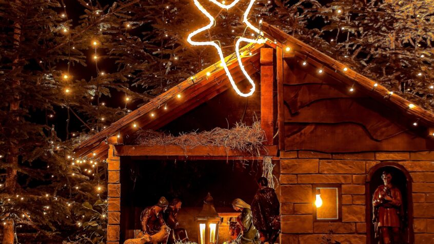 Noël: les évêques invitent à être « porteurs de lumière dans le monde »
