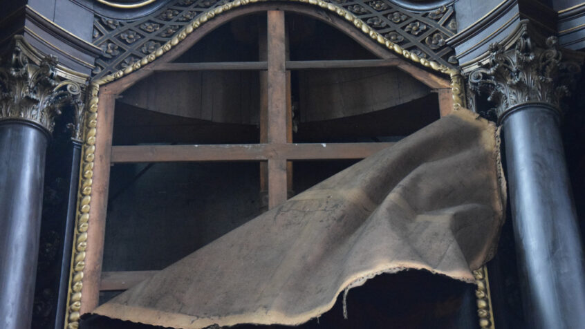 Sauvetage en urgence de la toile du maître-autel de l’église Saint-Nicolas en Outremeuse