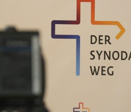 Le Vatican demande aux évêques allemands d&rsquo;arrêter le projet de comité synodal