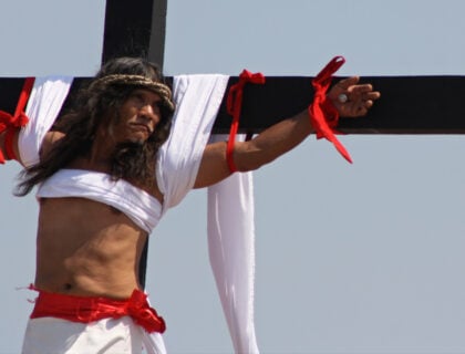 Crucifixions réelles, comédies musicales… A travers le monde, la Passion du Christ déchaîne les passions !
