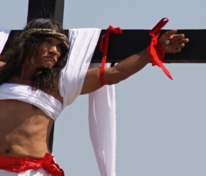 Crucifixions réelles, comédies musicales… A travers le monde, la Passion du Christ déchaîne les passions !