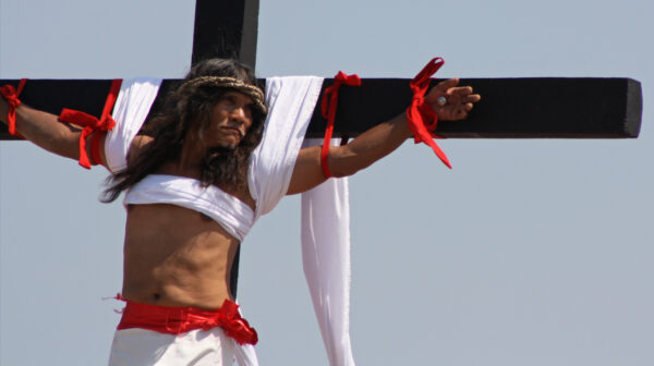 Crucifixions réelles, comédies musicales… A travers le monde, la Passion du Christ déchaîne les passions !