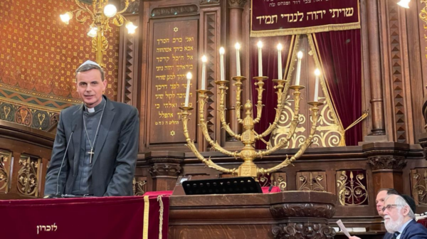 Le cardinal De Kesel et Mgr Terlinden mis à l&rsquo;honneur lors d&rsquo;une cérémonie à la synagogue de Bruxelles (photos)