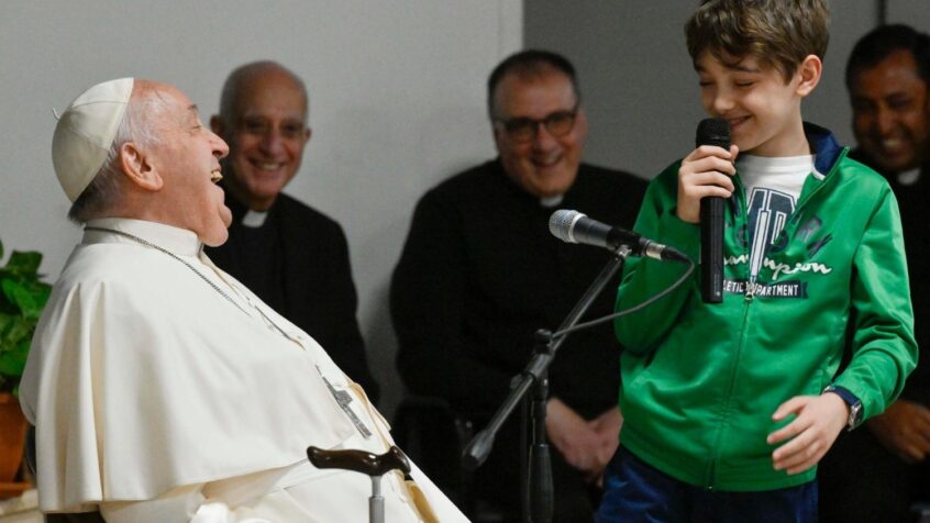Le Pape dans une paroisse de Rome pour une heure de catéchisme avec 200 enfants