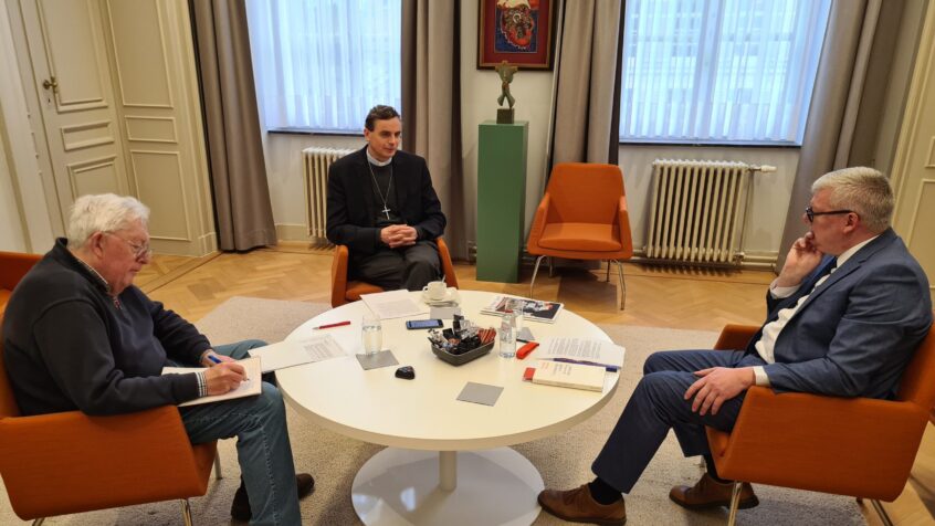 « Ca a vraiment commencé sur les chapeaux de roue »: Mgr Luc Terlinden revient sur ses premiers mois comme archevêque