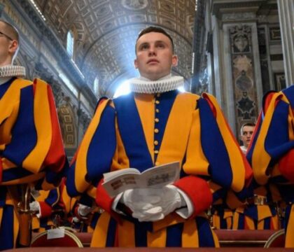 Le Pape salue les nouvelles recrues de la Garde Suisse
