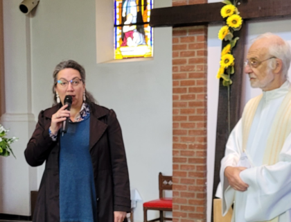 Rebecca Alsberge en visite à la paroisse de Blocry