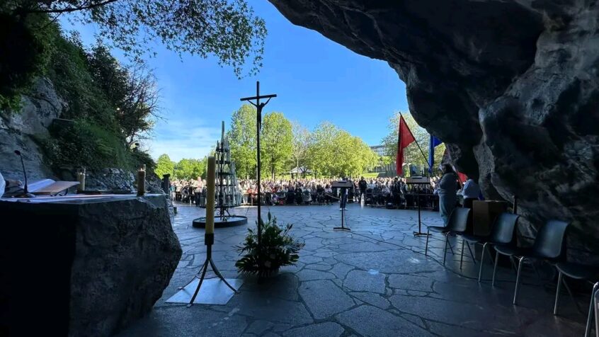 Echo : La communauté albanaise de Belgique à Lourdes