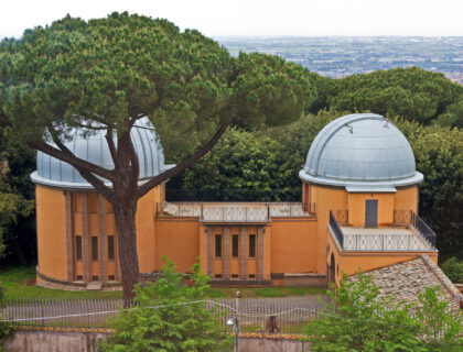 Big Bang : L&rsquo;Observatoire du Vatican réunit 40 chercheurs pour discuter de l&rsquo;héritage scientifique de Georges Lemaître