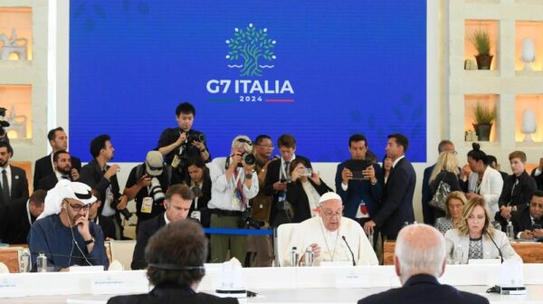 Le Pape au G7: l’IA ne doit pas condamner l&rsquo;humanité à dépendre des machines