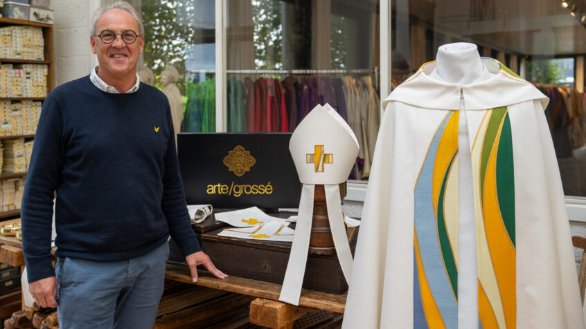 Un atelier brugeois a confectionné la chape et la mitre du pape: « La plus haute reconnaissance que l’on puisse recevoir »