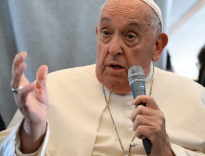 Sur le vol du retour,  François revient sur le roi Baudouin : « Nous avons la preuve qu&rsquo;il peut devenir saint »