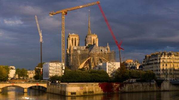 « D’âme et de coeur »: l&rsquo;ode de Colette Nys-Mazure à Notre-Dame de Paris