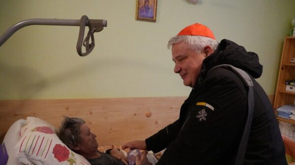En Ukraine, le cardinal Krajewski célèbre ce qu&rsquo;il espère être « le dernier Noël sous la guerre »