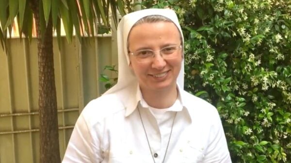 Qui aide le pape à choisir les évêques ? Sœur Simona Brambilla, première préfète au Vatican, rejoint l&rsquo;équipe du Dicastère