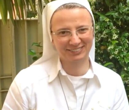 Qui aide le pape à choisir les évêques ? Sœur Simona Brambilla, première préfète au Vatican, rejoint l&rsquo;équipe du Dicastère