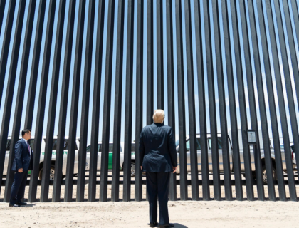 Le Pape critique la politique migratoire de Donald Trump, la Maison Blanche riposte : « Il y a un mur au Vatican, non ? »