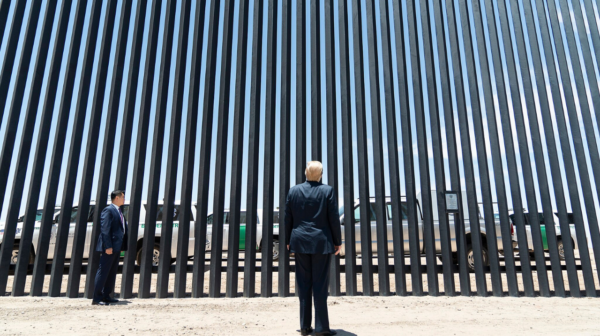 Le Pape critique la politique migratoire de Donald Trump, la Maison Blanche riposte : « Il y a un mur au Vatican, non ? »
