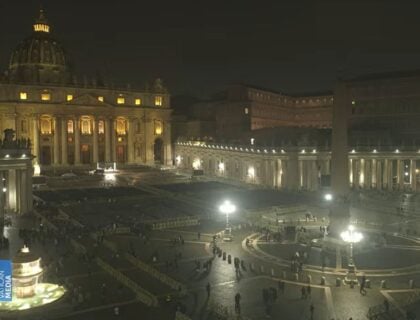 L&rsquo;état de santé du pape « reste critique ». Le rosaire a été récité ce lundi soir sur la Place Saint-Pierre
