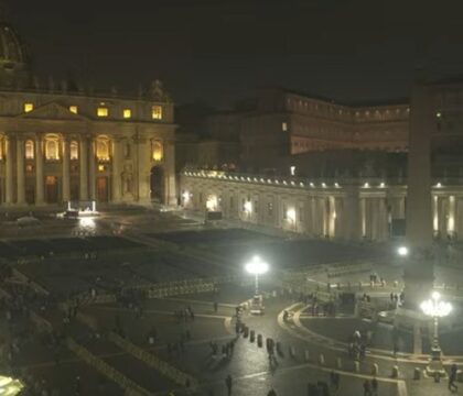 L&rsquo;état de santé du pape « reste critique ». Le rosaire a été récité ce lundi soir sur la Place Saint-Pierre