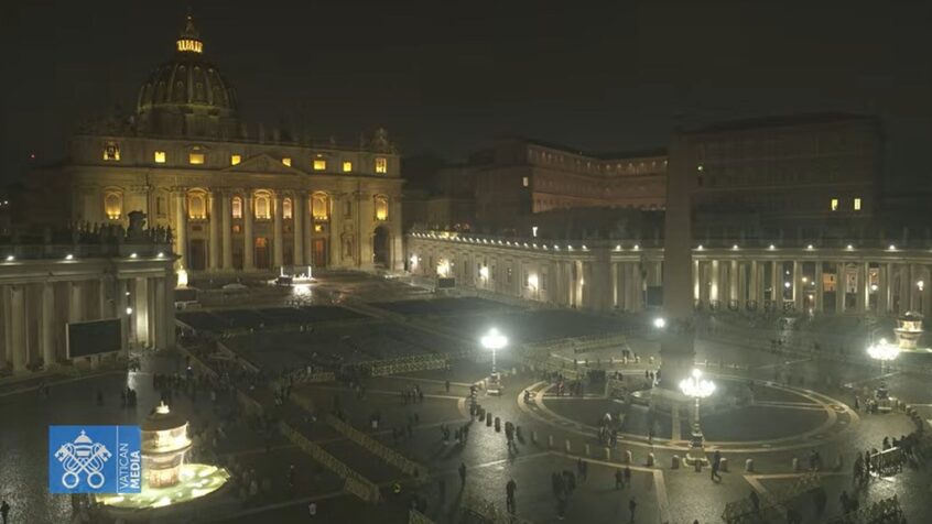 L&rsquo;état de santé du pape « reste critique ». Le rosaire a été récité ce lundi soir sur la Place Saint-Pierre