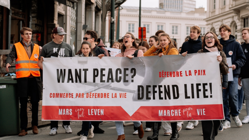 Plusieurs centaines de participants à la Marche pour la Vie dans les rues de Bruxelles : un « grand succès » pour les organisateurs