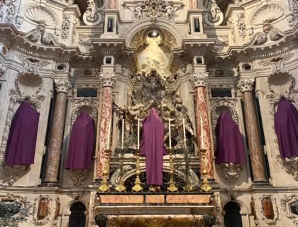 Pourquoi les crucifix et statues sont-ils parfois cachés par un voile violet pendant la Semaine sainte ?