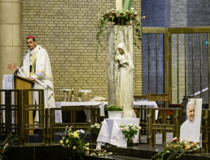 « Merci, cher Pape François »: les chrétiens de Belgique ont rendu hommage au Pape à Koekelberg