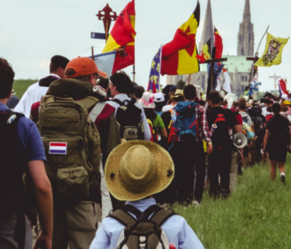 Pèlerinage de Chartres 2026 : participer sans (trop) marcher, c&rsquo;est possible en Belgique avec les Anges Gardiens