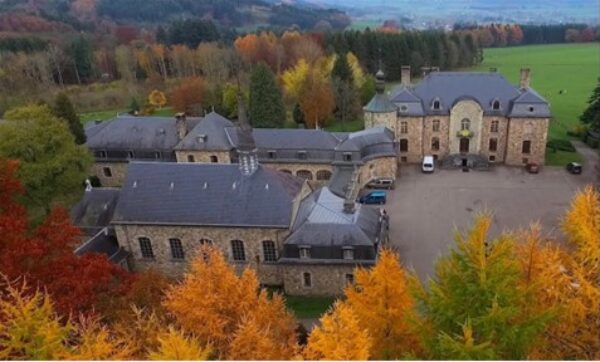 « Le jardin est ouvert, la forêt enchante »