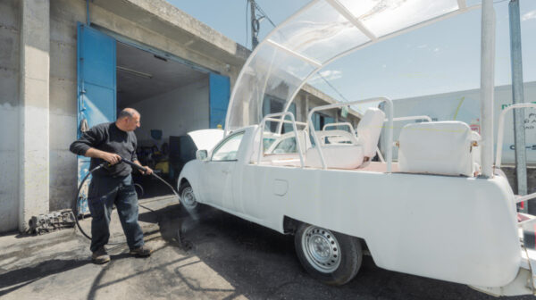 La papamobile transformée en ambulance : le touchant cadeau d’adieu du pape François aux enfants de Gaza