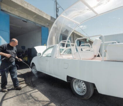 La papamobile transformée en ambulance : le touchant cadeau d’adieu du pape François aux enfants de Gaza